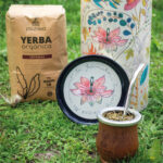 Kit Yerbera Botanica Raiz Viva (Yerbera + Yerba + Churna a elección) - Imagen 2